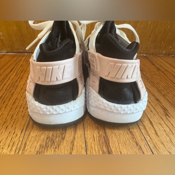 Nike Girls Toddler White and Black Sneakers with Huarache Design Size 12 - Picture 4 of 5
